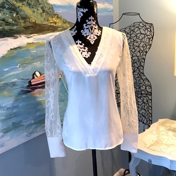 ⭐️Express, White V-Neck, Sheer Lace Sleeves, Like New, Size Small - Picture 2 of 9